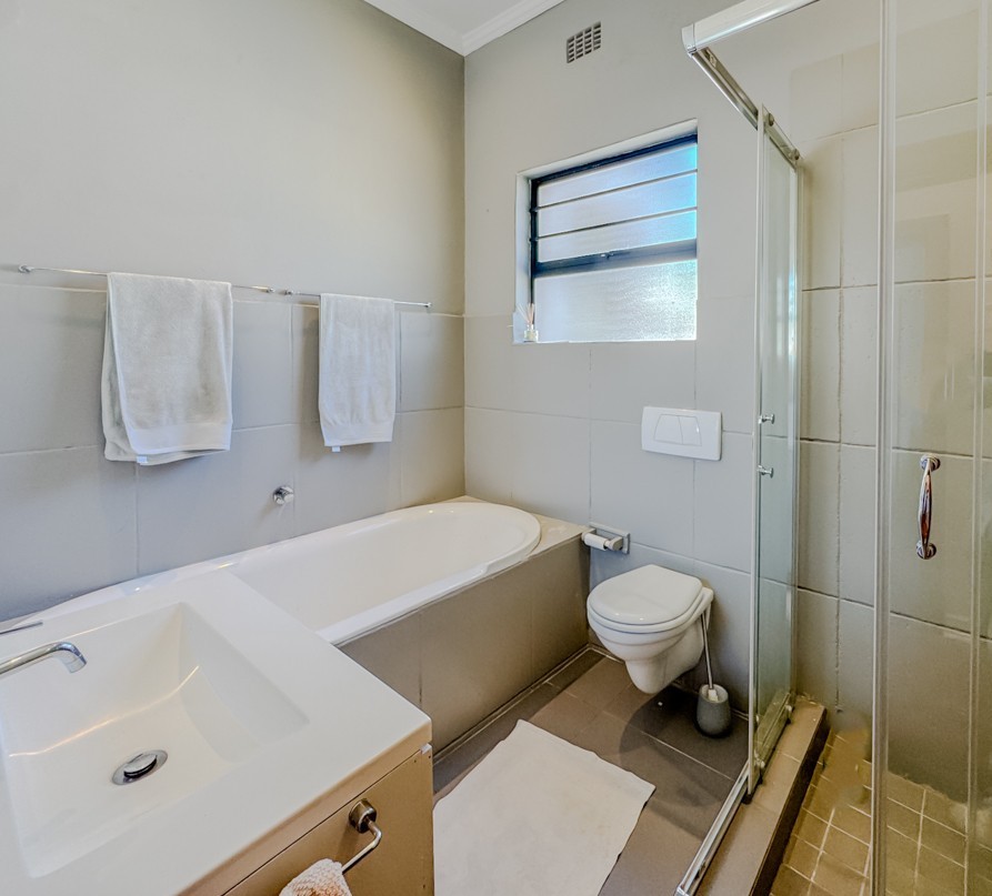 2 Bedroom Property for Sale in Claremont Village Western Cape